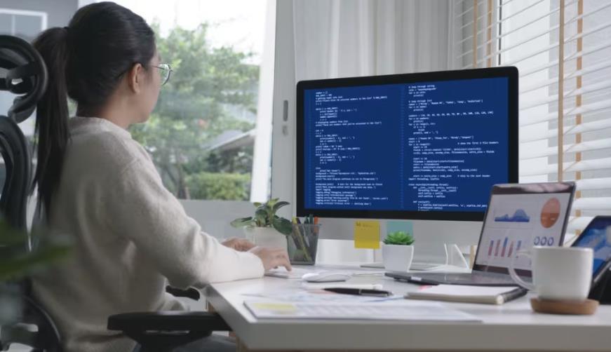 玉树软件开发公司实战建议:网站赋能,为何必须接入支持机器人?